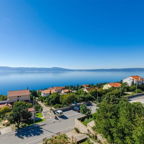 Apartman pro 6 os. se 3 ložnicemi s výhledem na moře v podkroví