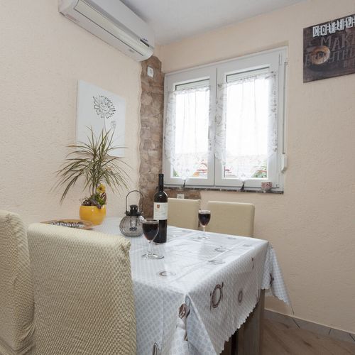 Apartament la etaj cu vedere spre mare cu 2 camere pentru 4 pers.