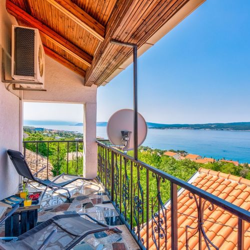 Apartament la etaj cu vedere spre mare cu 1 camera pentru 2 pers.