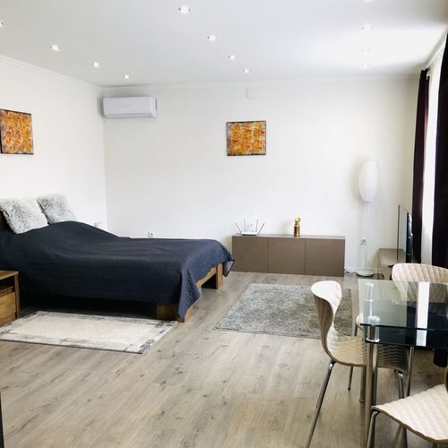Apartament king la etaj cu 1 camera pentru 2 pers. (se poate solicita pat suplimentar)