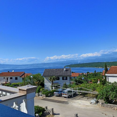 Apartament la etaj cu vedere spre mare cu 2 camere pentru 3 pers.