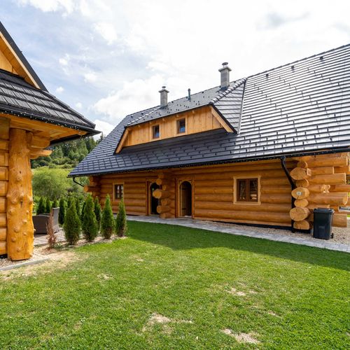 Pokoj se sprchou s privátní koupelnou mimo apartmán pro 4 os. (s možností přistýlky)
