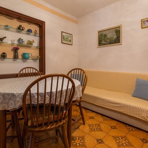 Apartament la parter cu vedere spre grădină cu 3 camere pentru 5 pers.