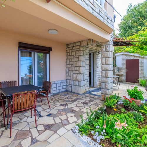 Apartament la parter cu vedere spre grădină cu 2 camere pentru 3 pers.