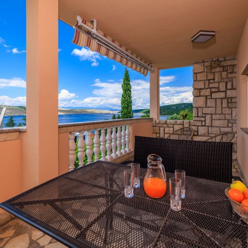 Apartament la etaj cu vedere spre mare cu 2 camere pentru 4 pers.