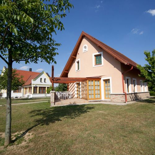 Apartmánový dům pro 4 osoby v zážitkové vesnici Apartman s klimatizací pro 4 os. se 2 ložnicemi