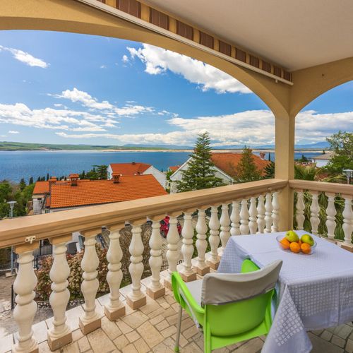 Apartament la etaj cu vedere spre mare cu 1 camera pentru 2 pers.
