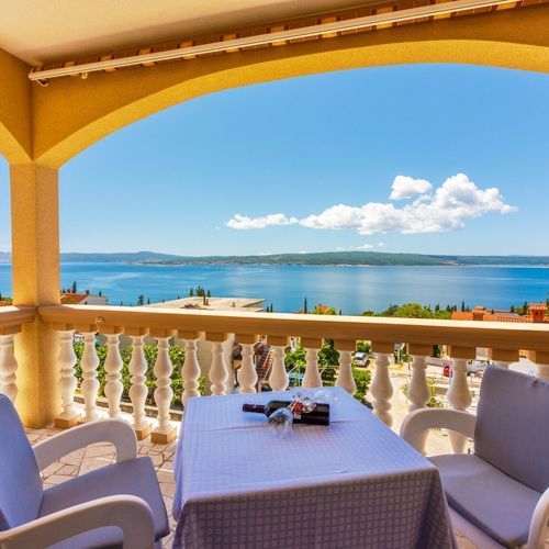 Apartament la etaj cu vedere spre mare cu 1 camera pentru 2 pers.