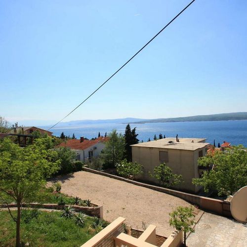 Apartament la etaj cu vedere spre mare cu 3 camere pentru 5 pers.
