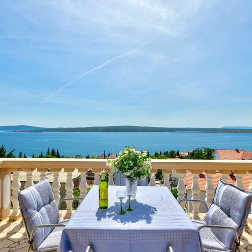Apartament la etaj cu vedere spre mare cu 2 camere pentru 5 pers.