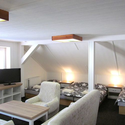 Apartament 6-osobowy na poddaszu z aneksem kuchennym z 1 pomieszczeniem sypialnianym