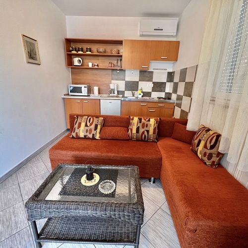 Apartament classic cu vedere parțială spre mare cu 2 camere pentru 4 pers.