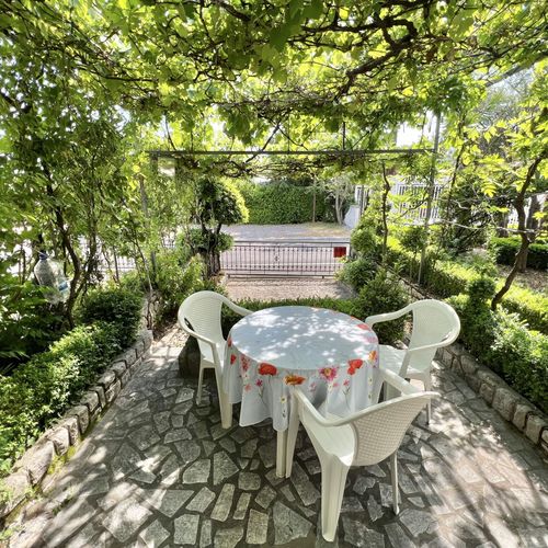 Apartament trip la parter cu 2 camere pentru 4 pers.
