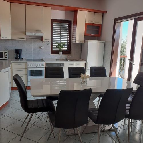 Apartament 6-osobowy na parterze częściowy z widokiem na morze z 3 pomieszczeniami sypialnianymi