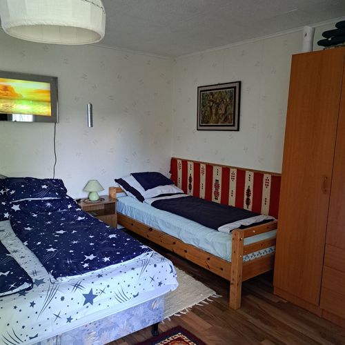 Apartament la parter cu vedere spre pădure cu 1 camera pentru 3 pers. (se poate solicita pat suplimentar)