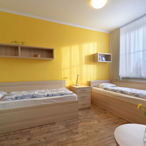 Camera twin cu duș cu chicinetă proprie