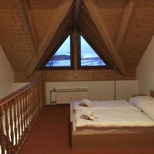 Apartament 4-osobowy z prysznicem z balkonem (możliwa dostawka)