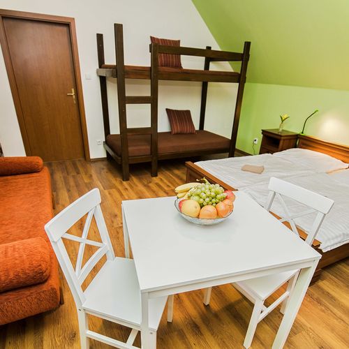 Apartament 8-osobowy z prysznicem Depandance z 2 pomieszczeniami sypialnianymi (możliwa dostawka)