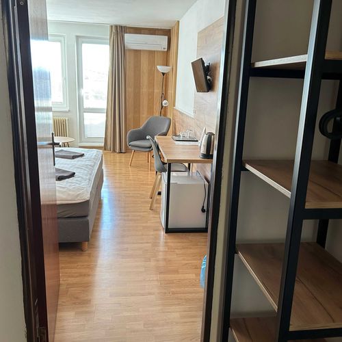 Camera dubla cu balcon cu aer condiționat (se poate solicita pat suplimentar)