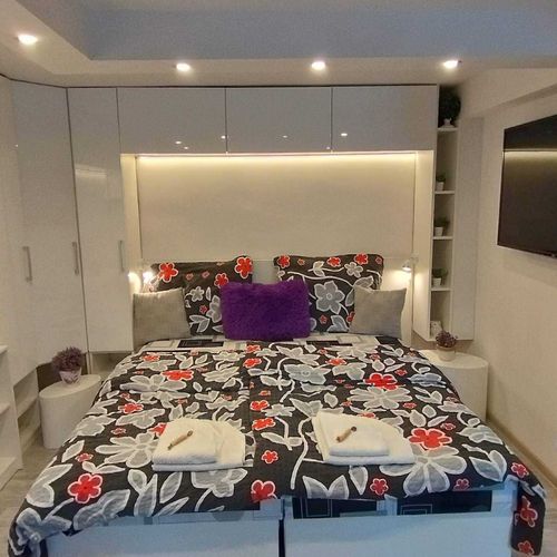 Apartman s manželskou postelí s 1 ložnicí s výhledem do zahrady v suterénu