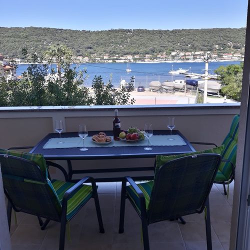 Apartament cu vedere spre mare a cu 2 camere pentru 4 pers.