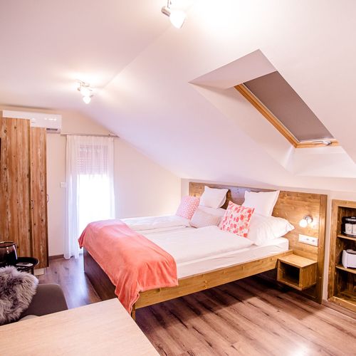 Apartman s balkónem s manželskou postelí s 1 ložnicí na poschodí