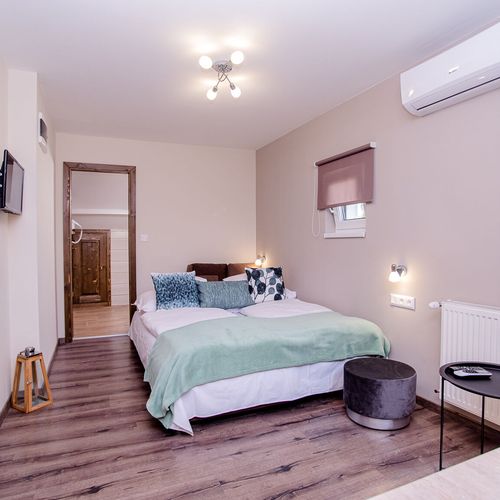 Apartman s klimatizací s manželskou postelí s 1 ložnicí v podkroví