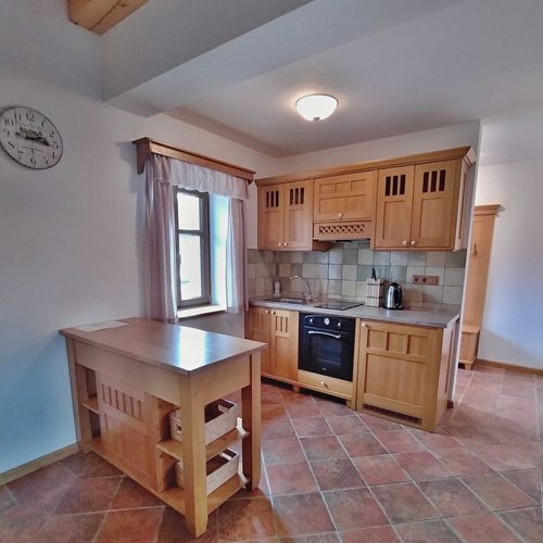 Apartament cu duș cu chicinetă proprie cu 1 camera pentru 2 pers. (se poate solicita pat suplimentar)