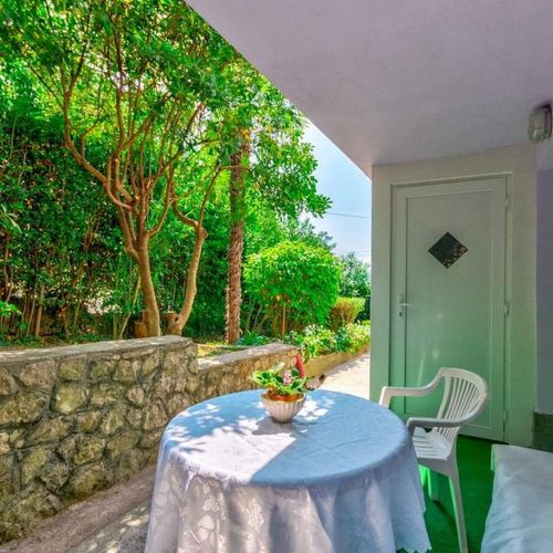 Apartament la parter cu vedere spre grădină cu 2 camere pentru 4 pers.