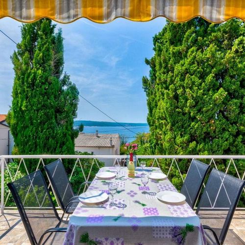 Apartament la etaj cu vedere spre mare cu 2 camere pentru 4 pers.