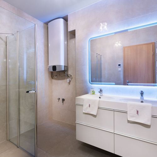 Deluxe Apartman se sprchou pro 4 os. se 2 ložnicemi
