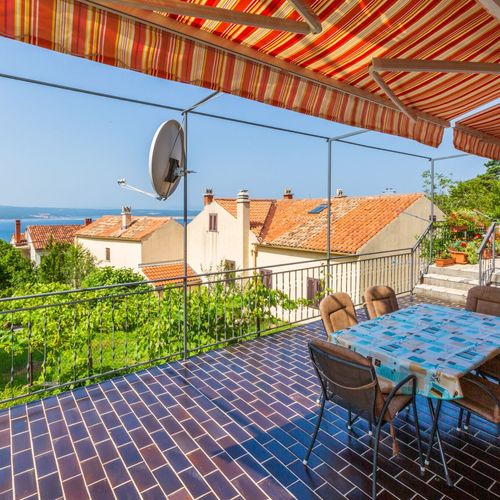 Apartament la etaj cu vedere spre mare cu 3 camere pentru 6 pers.