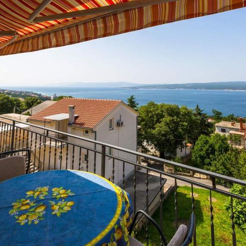 Apartament la etaj cu vedere spre mare cu 3 camere pentru 5 pers.