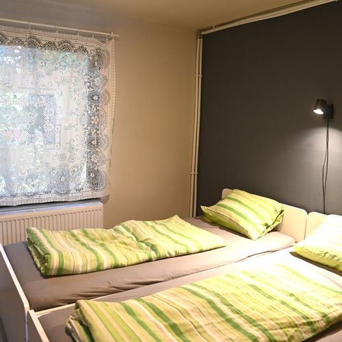 Casă de vacanță întreaga unitate cu vedere spre grădină pentru 10 pers. (se inchirieaza doar integral)