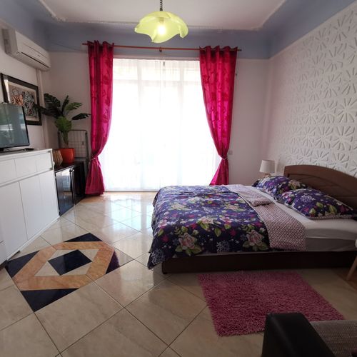 Apartament cu vedere spre parc cu vedere spre mare cu 1 camera pentru 2 pers. (se poate solicita pat suplimentar)