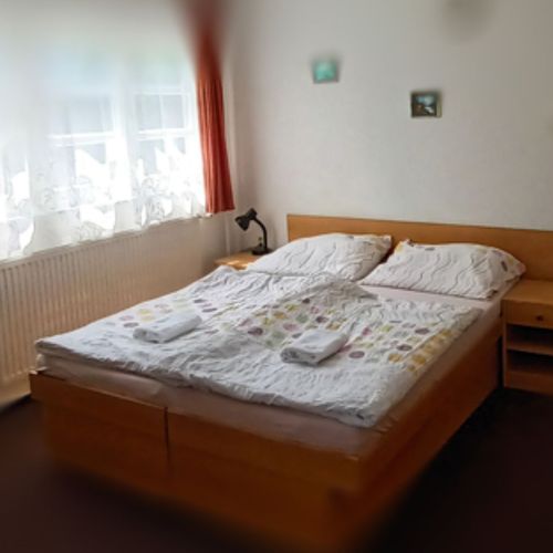 Camera cvadrupla cu duș