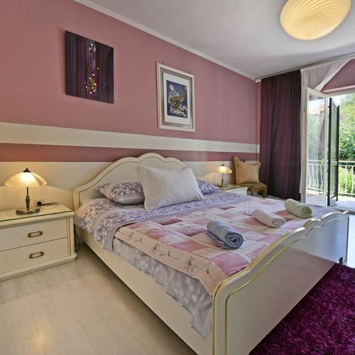 Apartament cu vedere spre grădină cu 1 camera pentru 2 pers. (se poate solicita pat suplimentar)