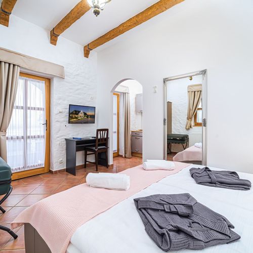 Pokoj s privátní koupelnou mimo apartmán s manželskou postelí přízemní