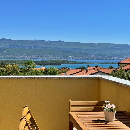 Apartament tourist cu vedere spre mare cu 2 camere pentru 4 pers. (se poate solicita pat suplimentar)