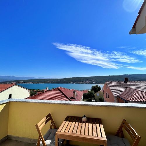 Apartament cu aer condiționat cu vedere spre mare cu 2 camere pentru 3 pers. (se poate solicita pat suplimentar)