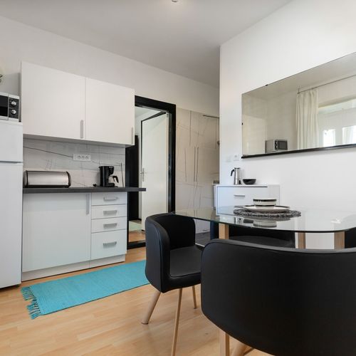 Apartament 4-osobowy na parterze z widokiem na morze z 2 pomieszczeniami sypialnianymi