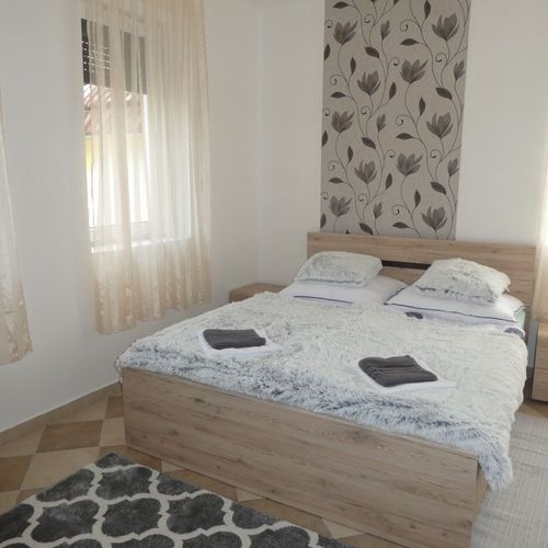 Apartament familial(ă) la parter cu 1 camera pentru 2 pers. (se poate solicita pat suplimentar)