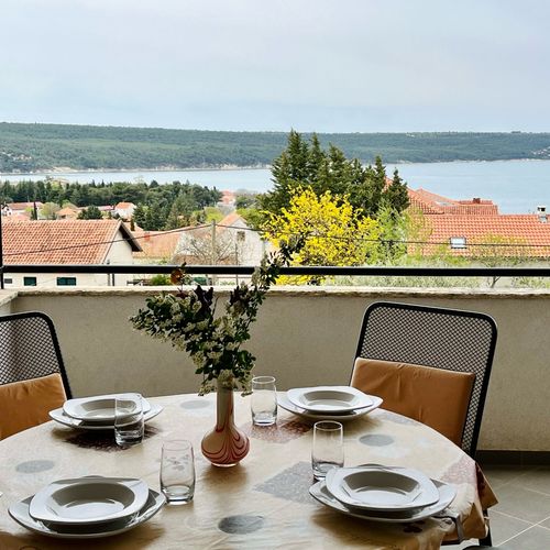 Apartament cu vedere spre mare b cu 2 camere pentru 4 pers. (se poate solicita pat suplimentar)