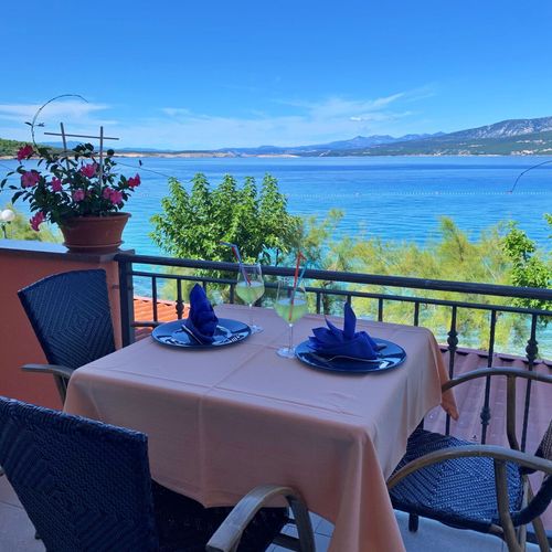 Apartament tourist cu vedere spre mare cu 1 camera pentru 2 pers. (se poate solicita pat suplimentar)