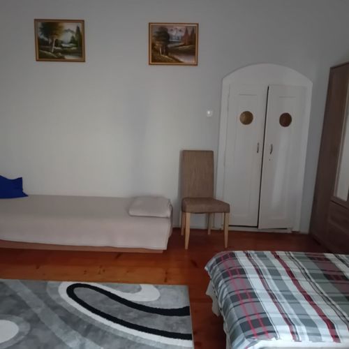 Camera tripla la parter cu baie