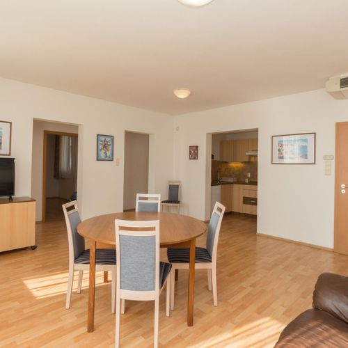 Rodinný Apartman s terasou pro 4 os. se 2 ložnicemi (s možností přistýlky)