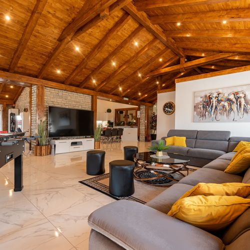 Apartament cu aer condiționat cu terasă cu 8 camere pentru 16 pers. K-18216