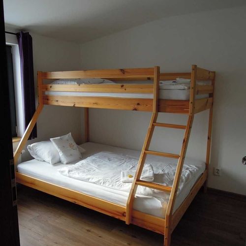 Apartament cu duș cu chicinetă proprie cu 2 camere pentru 4 pers. (se poate solicita pat suplimentar)