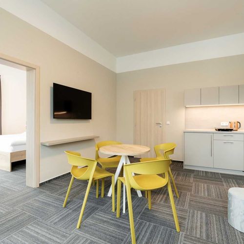 Apartament cu balcon cu aer condiționat cu 2 camere pentru 4 pers. (se poate solicita pat suplimentar)