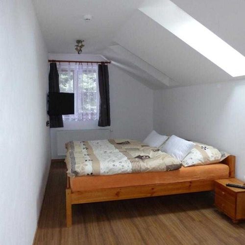 Apartament la etaj cu 1 camera pentru 2 pers. (se poate solicita pat suplimentar)